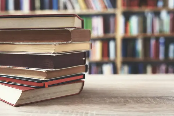 Kütüphanede bir yığın kitap