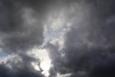 Kara bulutlu dramatik karanlık gökyüzü