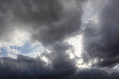 Gökyüzündeki kara bulutlar