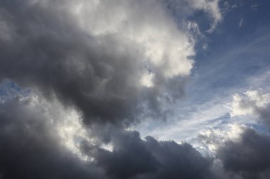Gökyüzündeki kara bulutlar