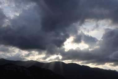 Dağların ardında güzel bir gün batımı