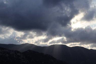 Dağlarda güzel bir gün batımı
