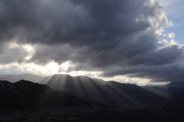 Dağın üstünde güzel bir gün batımı