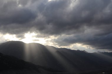 Dağlarda güzel bir gün batımı