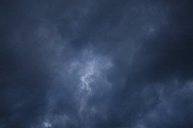 Gökyüzündeki kara bulutlar