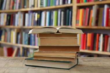 Kitaplar kütüphanede masanın üstünde..