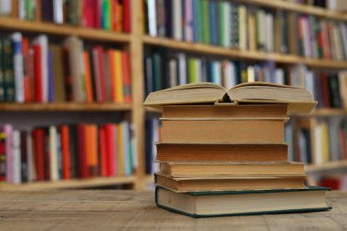 Kütüphanedeki kitaplar.