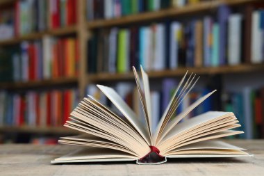 Masanın üzerinde kitabı aç