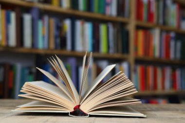 Ahşap zemin üzerine kitap yığını