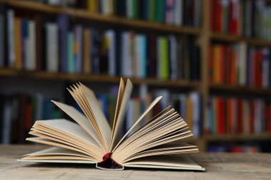 Kütüphanede renkli sayfaları olan kitap