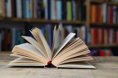 Ahşap rafta kitap yığını, kütüphane arka planı
