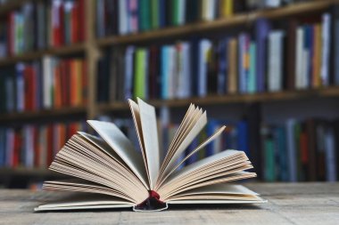 ahşap masa kitap aç