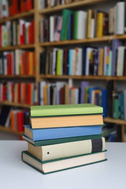 Kitaplar ve kütüphane arka plandaki masada.