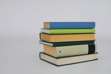 Beyaz arkaplan üzerine kitap yığını