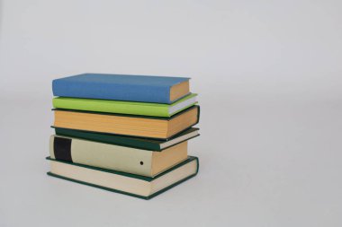Beyaz arkaplan üzerine kitap yığını