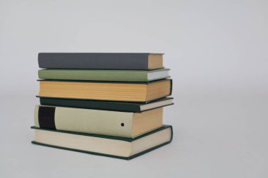 Beyaz arkaplan üzerine kitap yığını