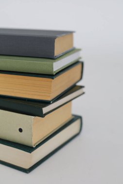 Beyaz arkaplanda izole kitap yığını