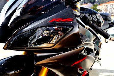 Vrgorac, Hırvatistan, 06.02.2025. Motosiklet yolda