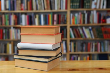 Masada bir yığın kitap