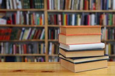 Kitaplar kütüphanede masanın üstünde.