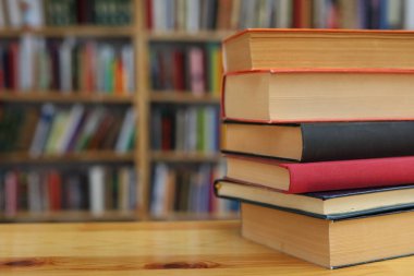 Rafta bir yığın kitap var.