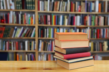 Kütüphanede yığınla kitap var. Eğitim, öğrenim ve üniversite konsepti. Boşluğu kopyala