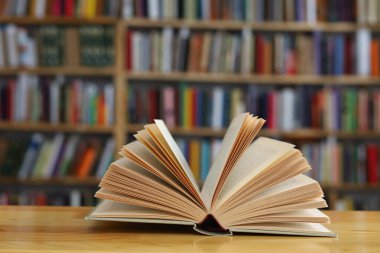 Kütüphanede kitap yığını