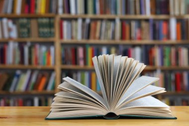 ahşap masa kitap