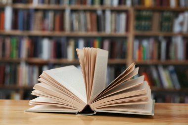 Kütüphanedeki masada kitabı aç