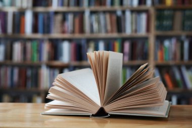 Kütüphanede ciltli kitap, ahşap masa üzerinde kitaplar. Okul geçmişi. kopyalama alanı. eğitim geçmişi.