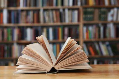 Kütüphanedeki masada kitabı aç