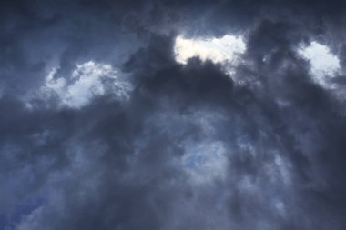 Mavi gökyüzüne karşı fırtına bulutları