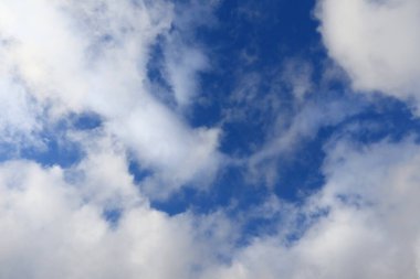 Mavi gökyüzünde beyaz kabarık bulutlar, doğal arkaplan