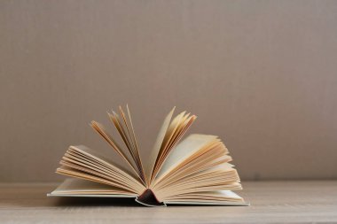 Tahta masadaki kitap yığını. Eğitim konsepti. Metin için boşluk