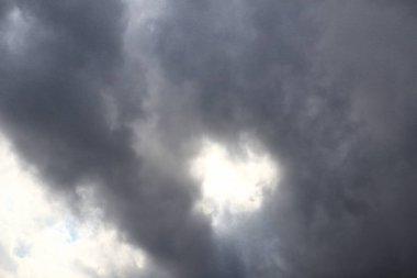 Gökyüzündeki fırtına bulutları, gökyüzündeki güzel bulutlar, bulutlu karanlık gökyüzü, bulutlar, karanlık mavi gökyüzündeki fırtına bulutları, gökyüzündeki fırtına bulutları, yapay zeka,