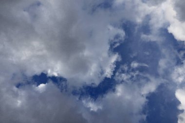 Gökyüzündeki fırtına bulutları, gökyüzündeki güzel bulutlar, bulutlu karanlık gökyüzü, bulutlar, karanlık mavi gökyüzündeki fırtına bulutları, gökyüzündeki fırtına bulutları, yapay zeka,