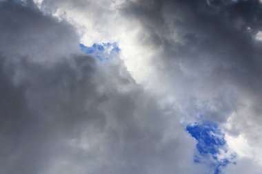 Gökyüzünde kara bulutlar, bulutlu güzel gökyüzü, doğa arka planı, yağmurdan önce kara bulutlarla dolu gökyüzü, hava değişimi öncesi fırtına, kötü hava, sonbahar yağmuru, yüksek kaliteli profesyonel fotoğrafçılık