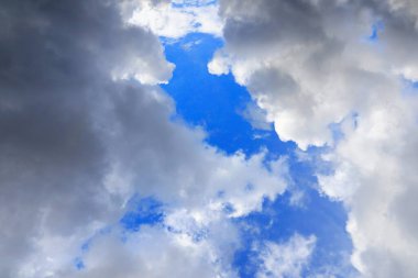 Gökyüzünde kara bulutlar, bulutlu güzel gökyüzü, doğa arka planı, yağmurdan önce kara bulutlarla dolu gökyüzü, hava değişimi öncesi fırtına, kötü hava, sonbahar yağmuru, yüksek kaliteli profesyonel fotoğrafçılık