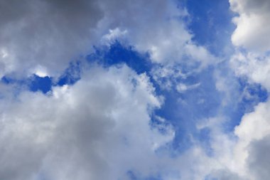 Gökyüzünde kara bulutlar, bulutlu güzel gökyüzü, doğa arka planı, yağmurdan önce kara bulutlarla dolu gökyüzü, hava değişimi öncesi fırtına, kötü hava, sonbahar yağmuru, yüksek kaliteli profesyonel fotoğrafçılık