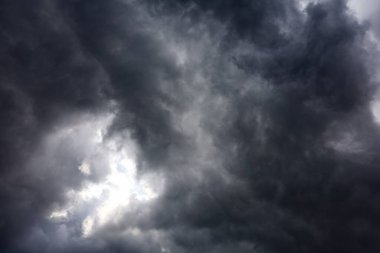 Gökyüzünde kara bulutlar, bulutlu güzel gökyüzü, doğa arka planı, yağmurdan önce kara bulutlarla dolu gökyüzü, hava değişimi öncesi fırtına, kötü hava, sonbahar yağmuru, yüksek kaliteli profesyonel fotoğrafçılık