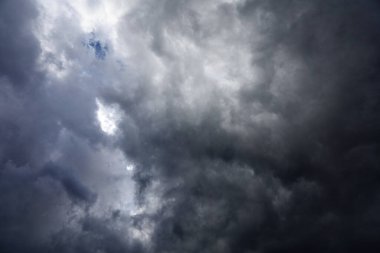 Gökyüzünde kara bulutlar, bulutlu güzel gökyüzü, doğa arka planı, yağmurdan önce kara bulutlarla dolu gökyüzü, hava değişimi öncesi fırtına, kötü hava, sonbahar yağmuru, yüksek kaliteli profesyonel fotoğrafçılık