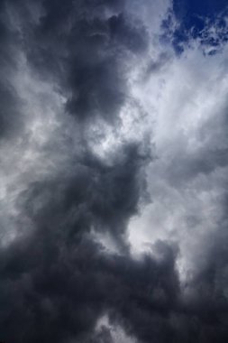 Gökyüzünde kara bulutlar, bulutlu güzel gökyüzü, doğa arka planı, yağmurdan önce kara bulutlarla dolu gökyüzü, hava değişimi öncesi fırtına, kötü hava, sonbahar yağmuru, yüksek kaliteli profesyonel fotoğrafçılık