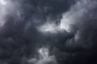 Gökyüzünde kara bulutlar, bulutlu güzel gökyüzü, doğa arka planı, yağmurdan önce kara bulutlarla dolu gökyüzü, hava değişimi öncesi fırtına, kötü hava, sonbahar yağmuru, yüksek kaliteli profesyonel fotoğrafçılık