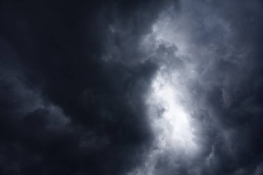 Gökyüzünde kara bulutlar, bulutlu güzel gökyüzü, doğa arka planı, yağmurdan önce kara bulutlarla dolu gökyüzü, hava değişimi öncesi fırtına, kötü hava, sonbahar yağmuru, yüksek kaliteli profesyonel fotoğrafçılık