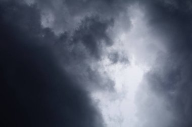 Gökyüzünde kara bulutlar, bulutlu güzel gökyüzü, doğa arka planı, yağmurdan önce kara bulutlarla dolu gökyüzü, hava değişimi öncesi fırtına, kötü hava, sonbahar yağmuru, yüksek kaliteli profesyonel fotoğrafçılık