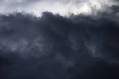Gökyüzünde kara bulutlar, bulutlu güzel gökyüzü, doğa arka planı, yağmurdan önce kara bulutlarla dolu gökyüzü, hava değişimi öncesi fırtına, kötü hava, sonbahar yağmuru, yüksek kaliteli profesyonel fotoğrafçılık