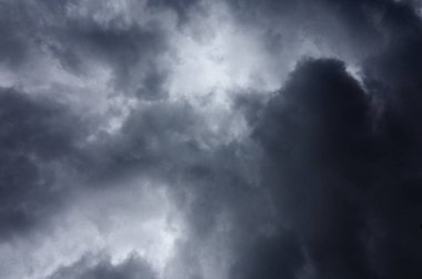 Gökyüzünde kara bulutlar, bulutlu güzel gökyüzü, doğa arka planı, yağmurdan önce kara bulutlarla dolu gökyüzü, hava değişimi öncesi fırtına, kötü hava, sonbahar yağmuru, yüksek kaliteli profesyonel fotoğrafçılık