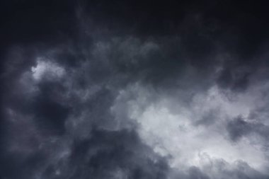 Karanlık bulutlar gökyüzünde