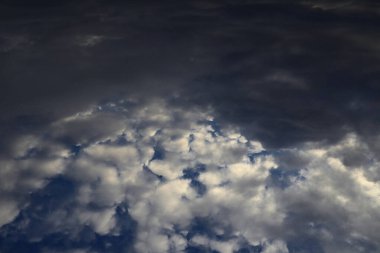 Gökyüzünde kara bulutlar, bulutlu güzel gökyüzü, doğa arka planı, yağmurdan önce kara bulutlarla dolu gökyüzü, hava değişimi öncesi fırtına, kötü hava, sonbahar yağmuru, yüksek kaliteli profesyonel fotoğrafçılık