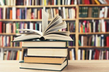  Kütüphane. Eğitim ve okul kavramına geri dönüş. Açık sayfalı kitap, kapatma, okul raflarında kitaplar, ahşap masa üzerinde açık kitap. Okul konseptine geri dönüş, yüksek kaliteli kitap fotoğrafçılığı, en iyi kitap fotoğrafı, en ünlü Alman yazarlar, Almanya